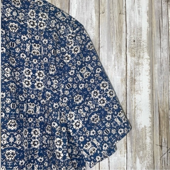 American Eagle Blue Floral Button Down - Picture 2 of 4